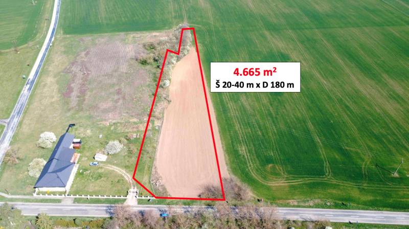 Letecký pohled na pozemek v Ondřejovcích, Zahrady, s vyznačenou plochou 4 665 m².