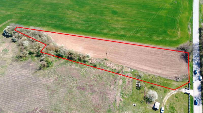 Letecký pohled na parcely v Ondřejovicích, zahrady lemované linií stromů.