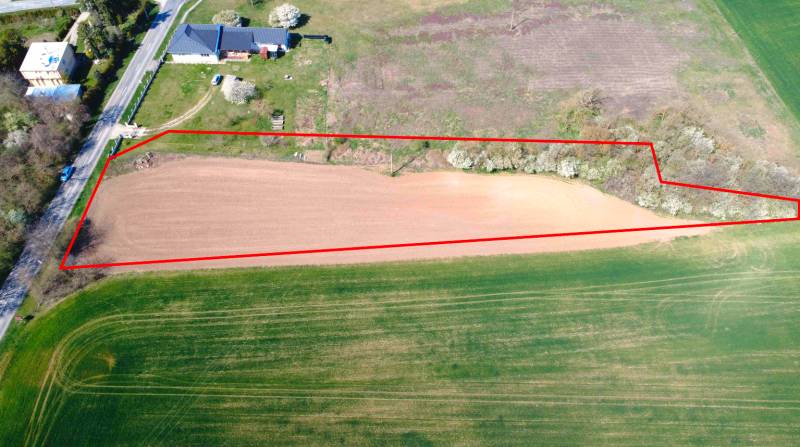 Letecký pohled na zahrady v Ondřejovcích s vyznačeným pozemkem.