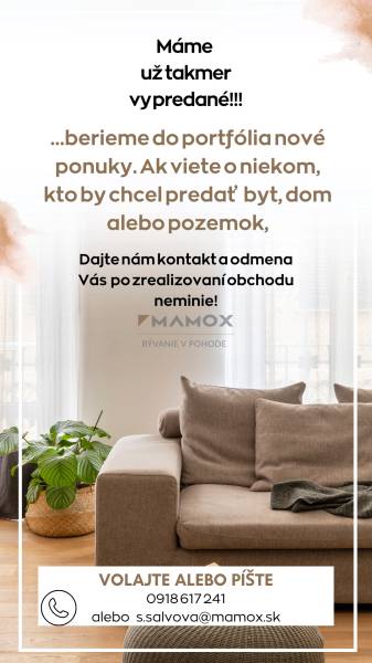 Světlý obývací pokoj s pohodlnou sedačkou a rostlinou, 2-pokojový byt s podlahou s dřevěným dekorem.