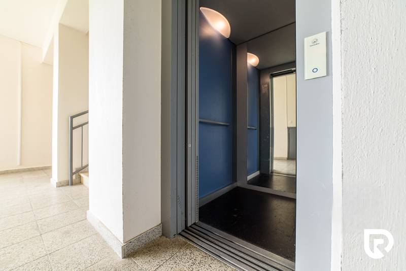 Na Armádní ulici v Trenčíně je výtah a schodiště bytovky.