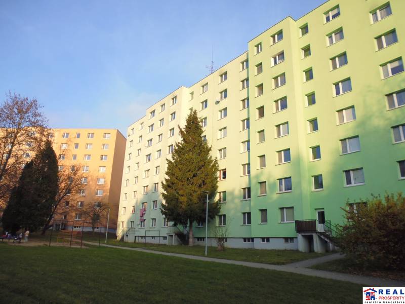 Sídliště s bytovkami v Prešově, obklopené zelení a parkem.