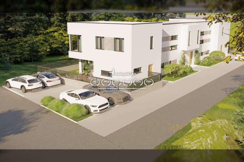 Rodinný dům na ulici v Ninu, s parkovištěm pro čtyři auta a zahrádkou.