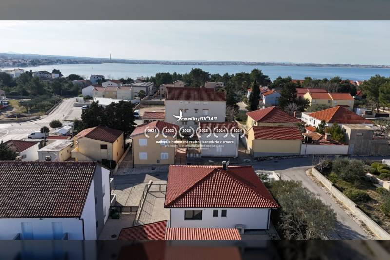Letecký pohled na rodinné domy v ulici Mulo ve Vrsi s výhledem na moře.