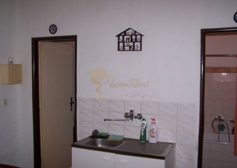 Kuchyňka se závěsným odkapávačem u dřezu ve 2pokojovém bytě.
