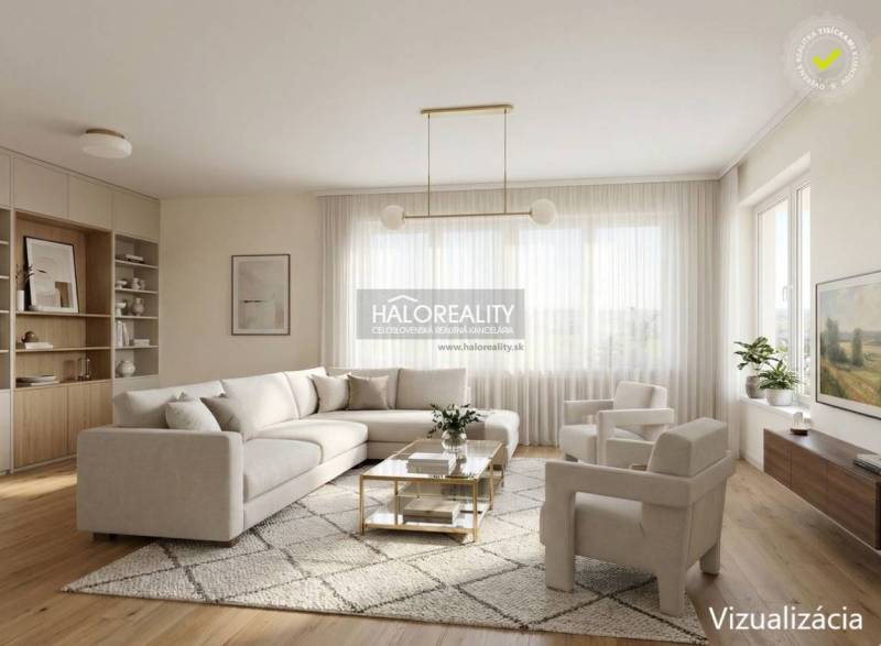 Obývací pokoj v rodinném domě s pohodlnou sedačkou, kobercem a podlahou s dřevěným dekorem.