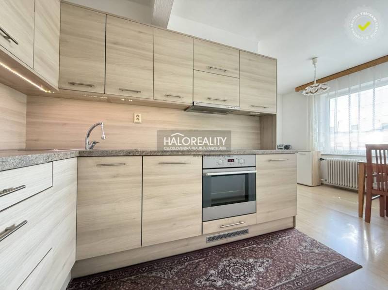 Kuchyně v rodinném domě s podlahou s dřevěným dekorem a moderní linkou.