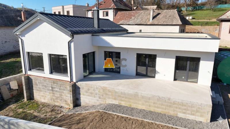 Rodinný dům v obci Lukavice, na ulici Lukavická, s moderní fasádou a terasou.