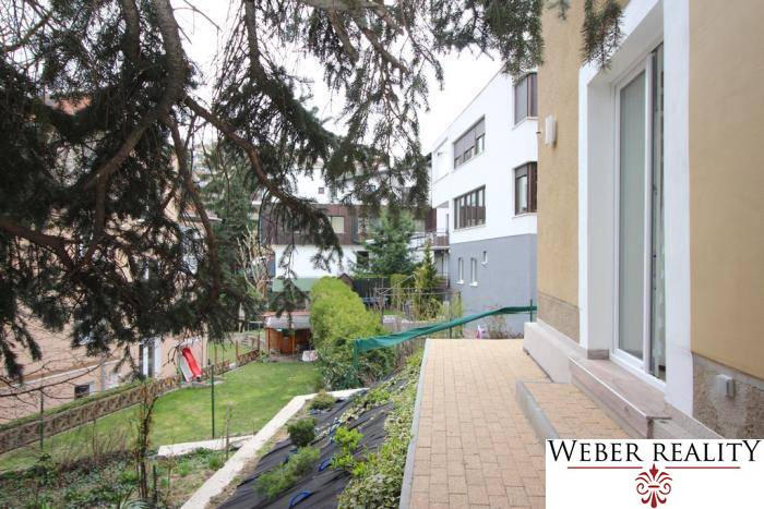 Zahradní prostor 1pokojového bytu na Lichardově v Bratislavě, Starém Městě, s terasou a rostlinami.