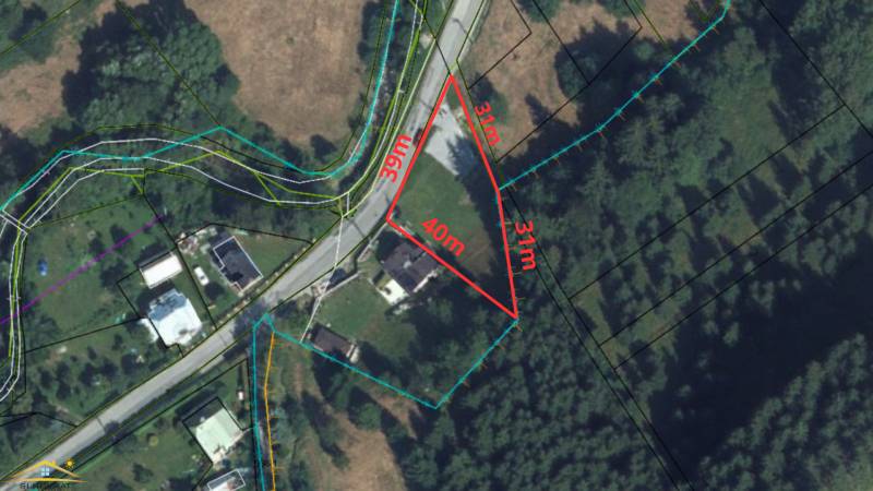 Mapa pozemku na bydlení v Makově obklopená zelení a cestami.