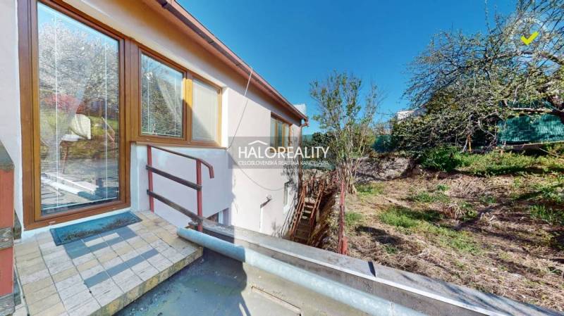 Rodinný dům v Rimavské Sobotě s terasou a oplocenou zahradou, vhodný k bydlení.