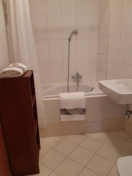 Koupelna v 3-pokojovém bytě s vanou a bílými dlaždicemi.