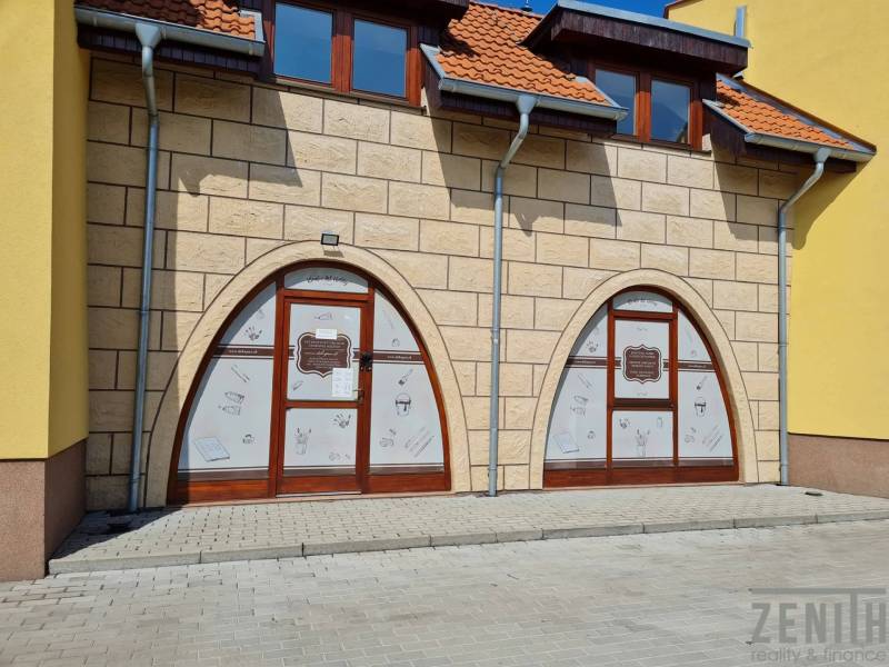 Obchodní prostory na Kukučínově ulici v Dunajské Stredě se stylizovanými vitrínami.