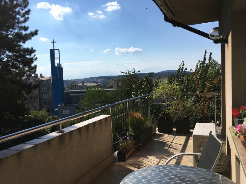 Balkon rodinného domu s výhledem na kostel v Bratislavě - Starém Městě na Mozartově ulici.