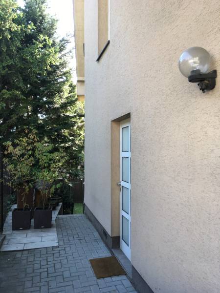 Rodinný dům na Mozartově ulici v Bratislavě - Starém Městě s dlážděným chodníkem a zelení.