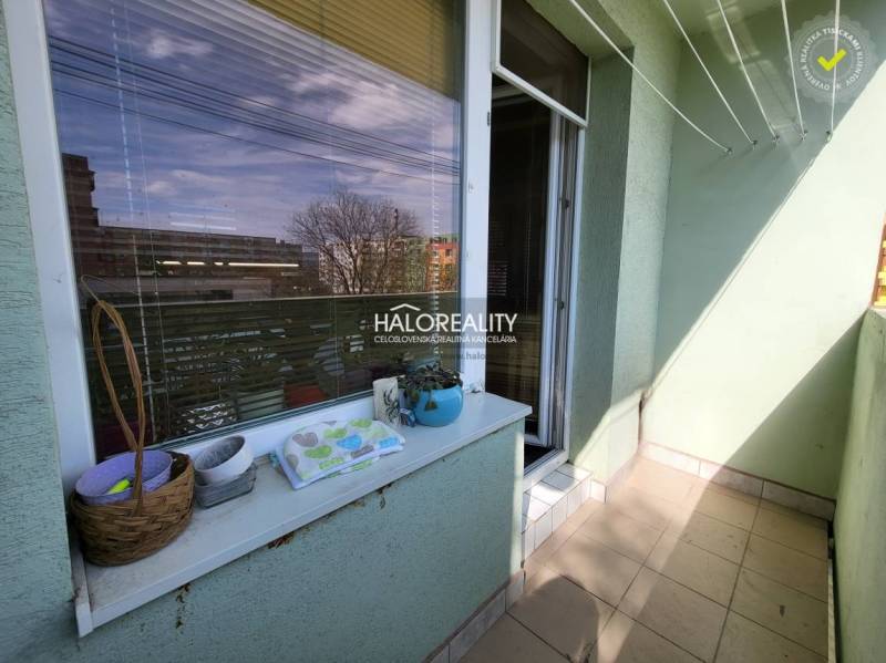 Balkon 3-pokojového bytu s květináči a výhledem na město Partizánske.