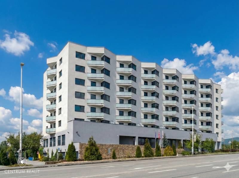 Bytový dům na ulici Rybničná v Bratislavě - Vajnory se šesti poschodími a balkony.