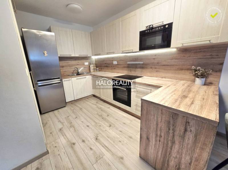 Kuchyně s podlahou s dřevěným dekorem v 2-pokojovém bytě s moderní linkou.