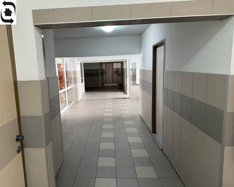 Chodba s keramickou dlažbou a obklady ve 4pokojovém bytě.