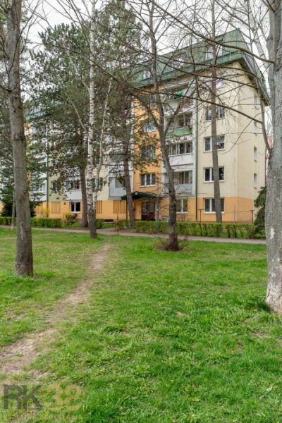 Bytový dům na Štúrově ulici v Popradu obklopený stromy a zeleným trávníkem.