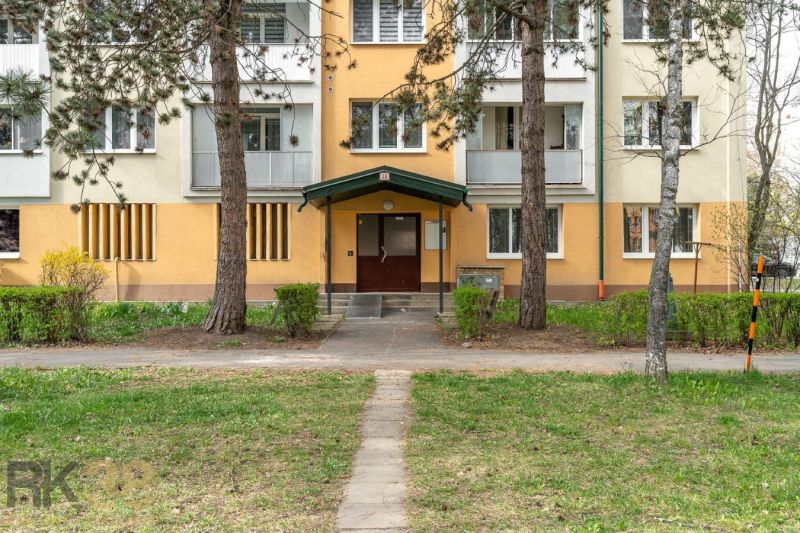 Vchod do bytového domu na Štúrově ulici v Popradu, obklopený zelení.