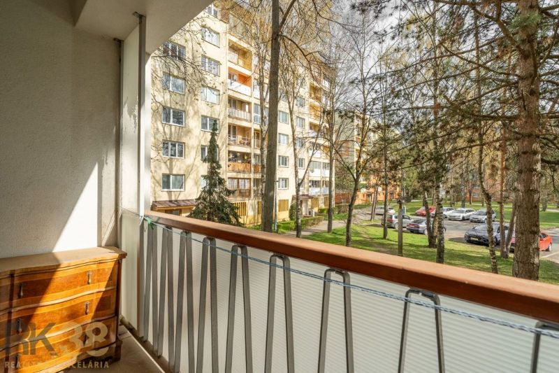 Balkon 4pokojového bytu na Štúrově v Popradu s výhledem na park a parkoviště.