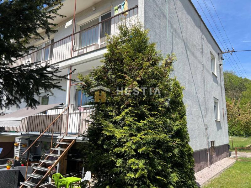 Bytový dům v Brezové pod Bradlom s balkony a schodištěm do zahrady.