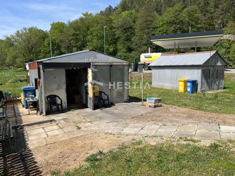 Plechem opláštěné garáže a mycí centrum na zahradě v Brezové pod Bradlom, obklopené přírodou.