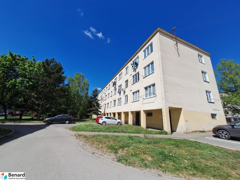 Bytový dům na Železiarenské ulici v Košicích - Šaci, obklopený zelení a auty.