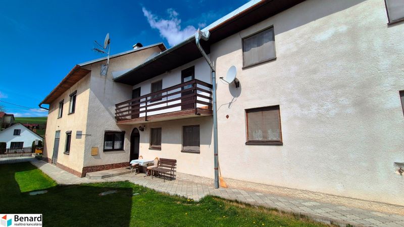 Rodinný dům v Jarabině na ulici Jarabina s balkonem a upravenou zahradou.