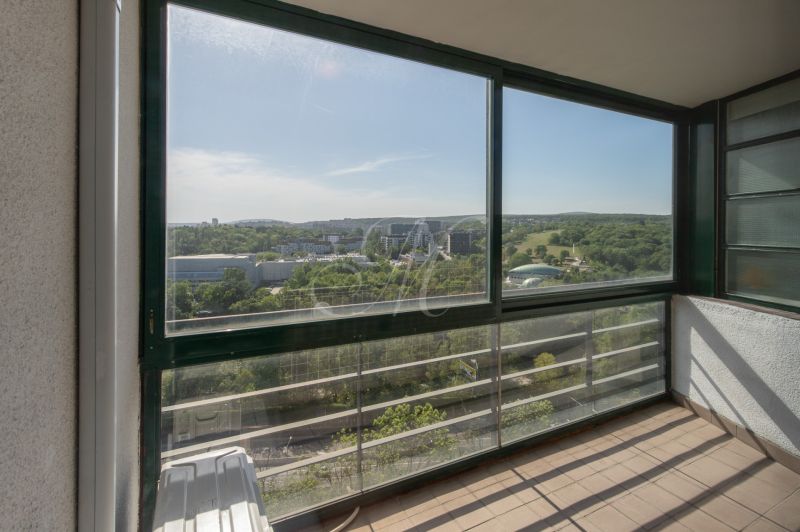 Zasklený balkon s výhledem na zeleň v Bratislavě - Starém Městě na Martinengově.