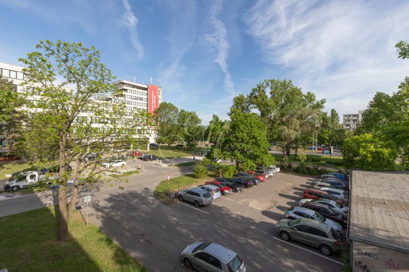 Výhled na parkoviště a zeleň na Exnárově ulici v Bratislavě - Ružinově.