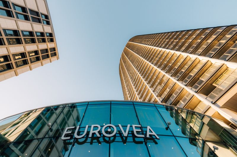 Pohled na budovu Eurovea na Pribinově v Bratislavě, fasáda a skleněná konstrukce.