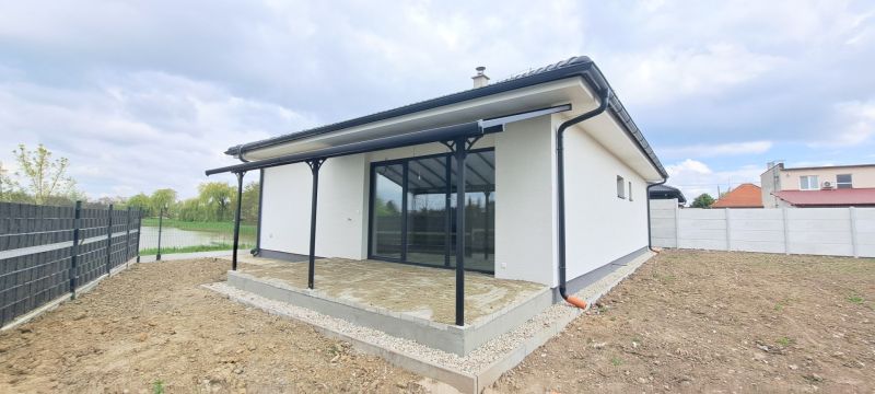 Rodinný dům v Seliciach s terasou a klidnou zahradou u řeky.