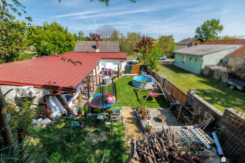 Rodinný dům v Potzneusiedlu s dvorem, trampolínou, bazénem, houpačkou a zahradním nábytkem.