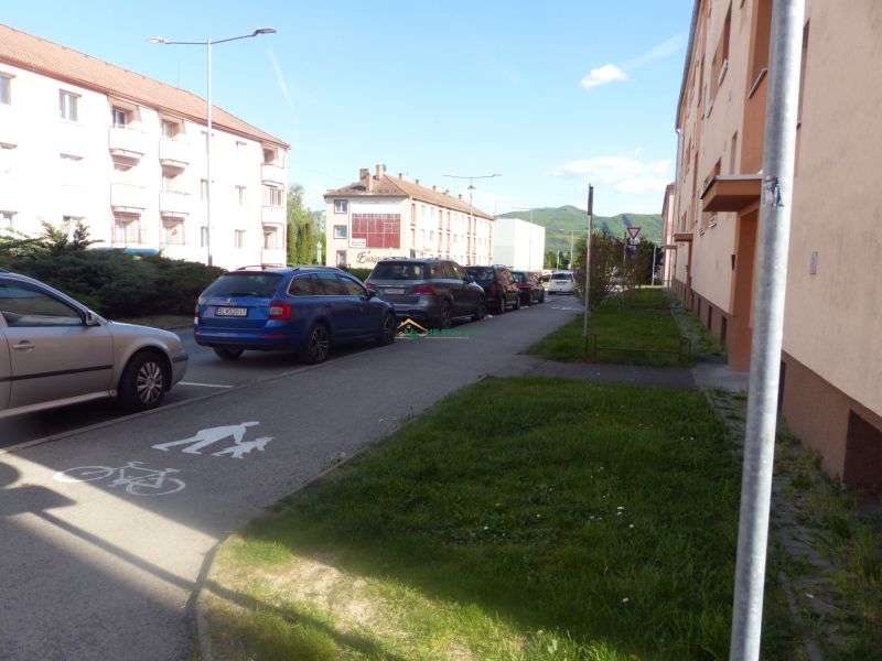 Parkoviště a budovy u cesty v Žiaru nad Hronom nedaleko 2-pokojového bytu.