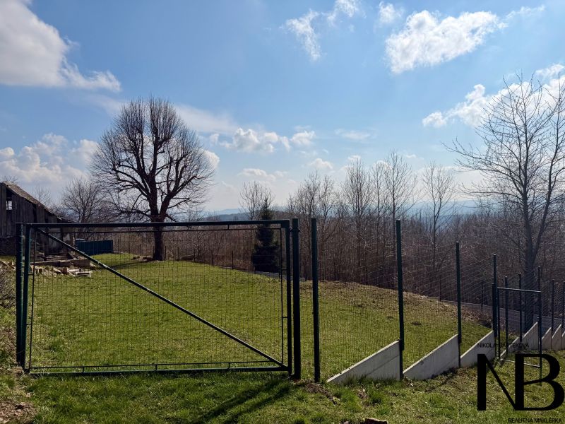 Pozemky - bydlení v Lubině s výhledem přes plot na les a panoráma.
