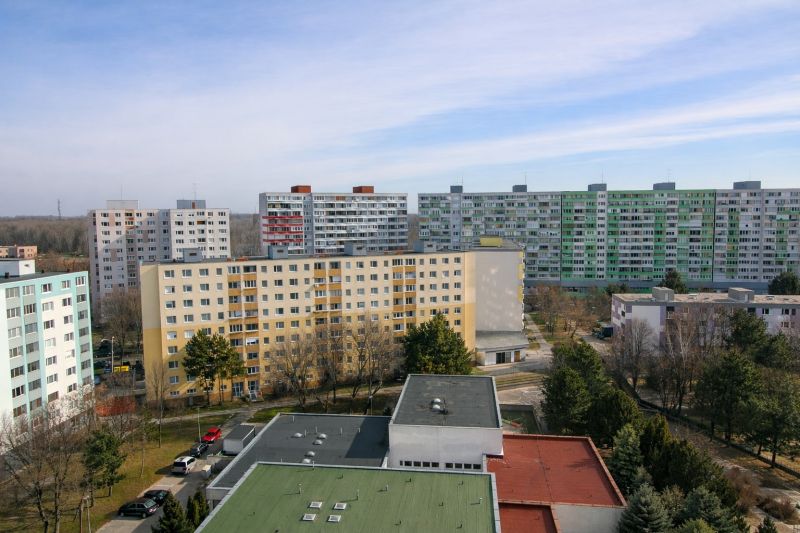 Paneláky v Bratislavě - Petržalce na Lietavské ulici v pozadí stromů.