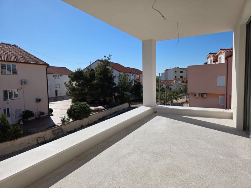 Balkon v 3-pokojovém bytě ve městě SRIMA s výhledem na okolní budovy.
