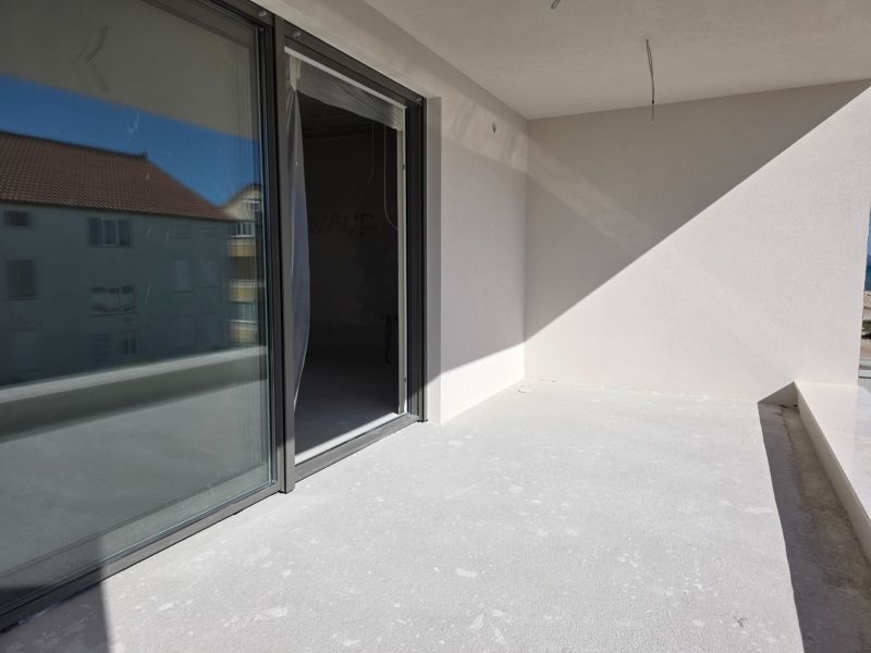 Balkon 3pokojového bytu ve městě Srima se vstupem přes velké posuvné dveře.