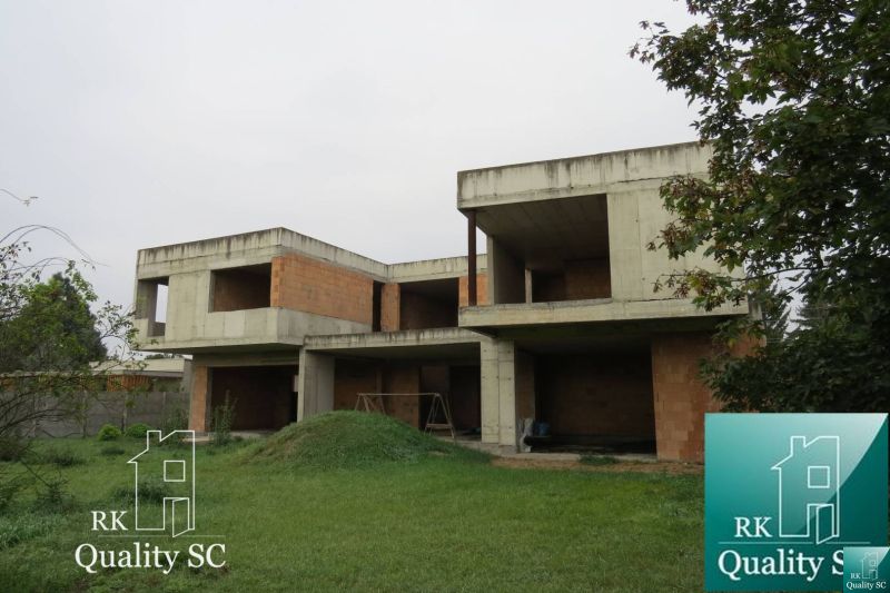 Nedokončený rodinný dům na ulici Kráľová u Sence - Záhumenská, Senec, obklopený zelení.