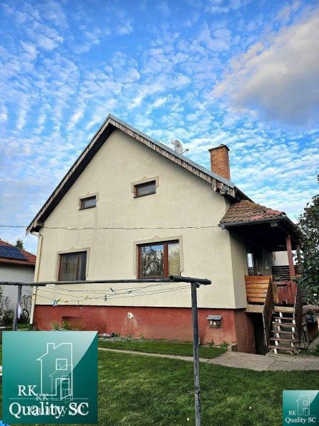 Rodinný dům ve městě Tureň na ulici Tureň, s travnatou zahradou a sušičkou prádla.