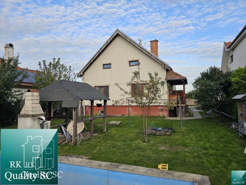 Rodinný dům v obci Tureň na ulici Tureň s bazénem a grilem na zahradě.