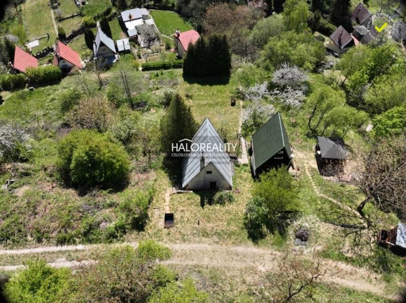 Chata v Chyžném se zahradou a okolní zelení v přírodním prostředí.