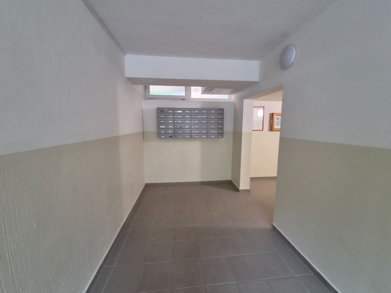 Chodba s poštovními schránkami ve 2-pokojovém bytě.