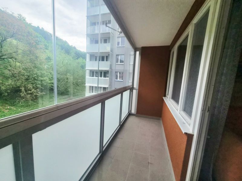 Balkon 2pokojového bytu s výhledem na zeleň ve Čtvrti SNP v Trenčianských Teplicích.