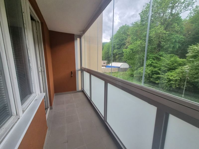 Zasklený balkon 2pokojového bytu s výhledem na les v Trenčianských Teplicích, Čtvrť SNP.