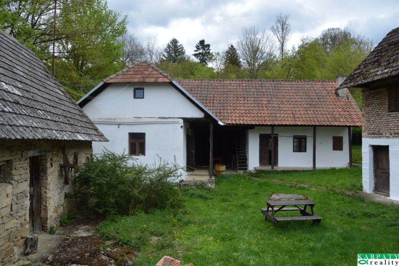 Tradiční rodinný dům v Bukovci s historickými prvky a zahradou na venkově.