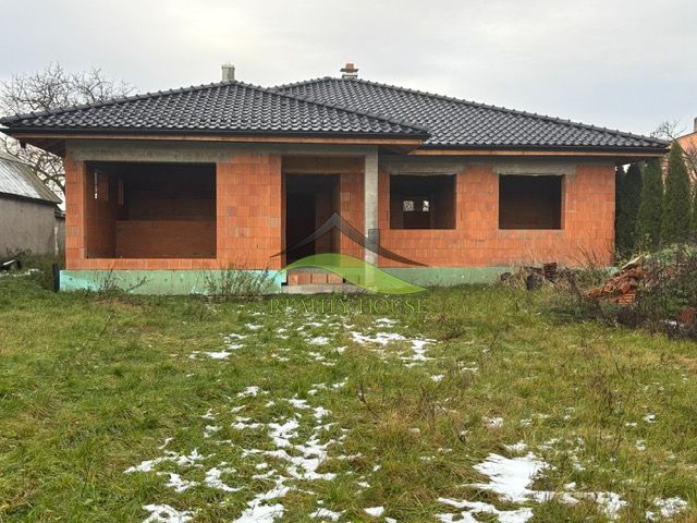 Nedokončený rodinný dům v Dúbravce, s černou střechou a prázdnými okny, v zimní zahradě.
