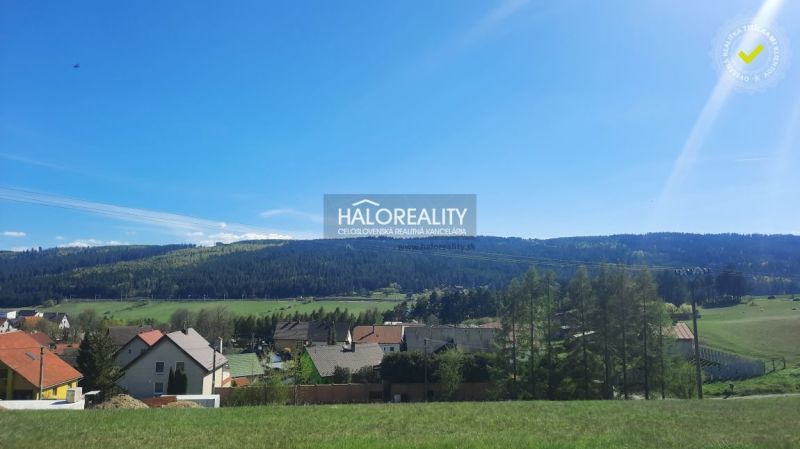 Pozemky na bydlení v Gánovcích s panoramatickým výhledem na zelené kopce.